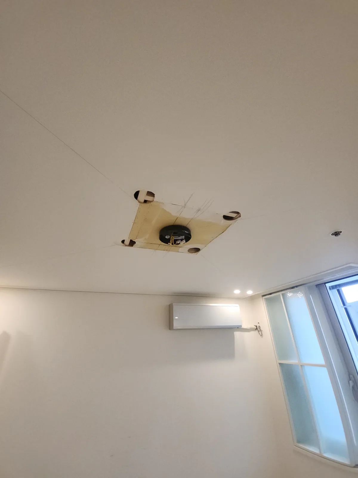 다른 각도에서 본 가림 시공 전 천장 개구부 상태