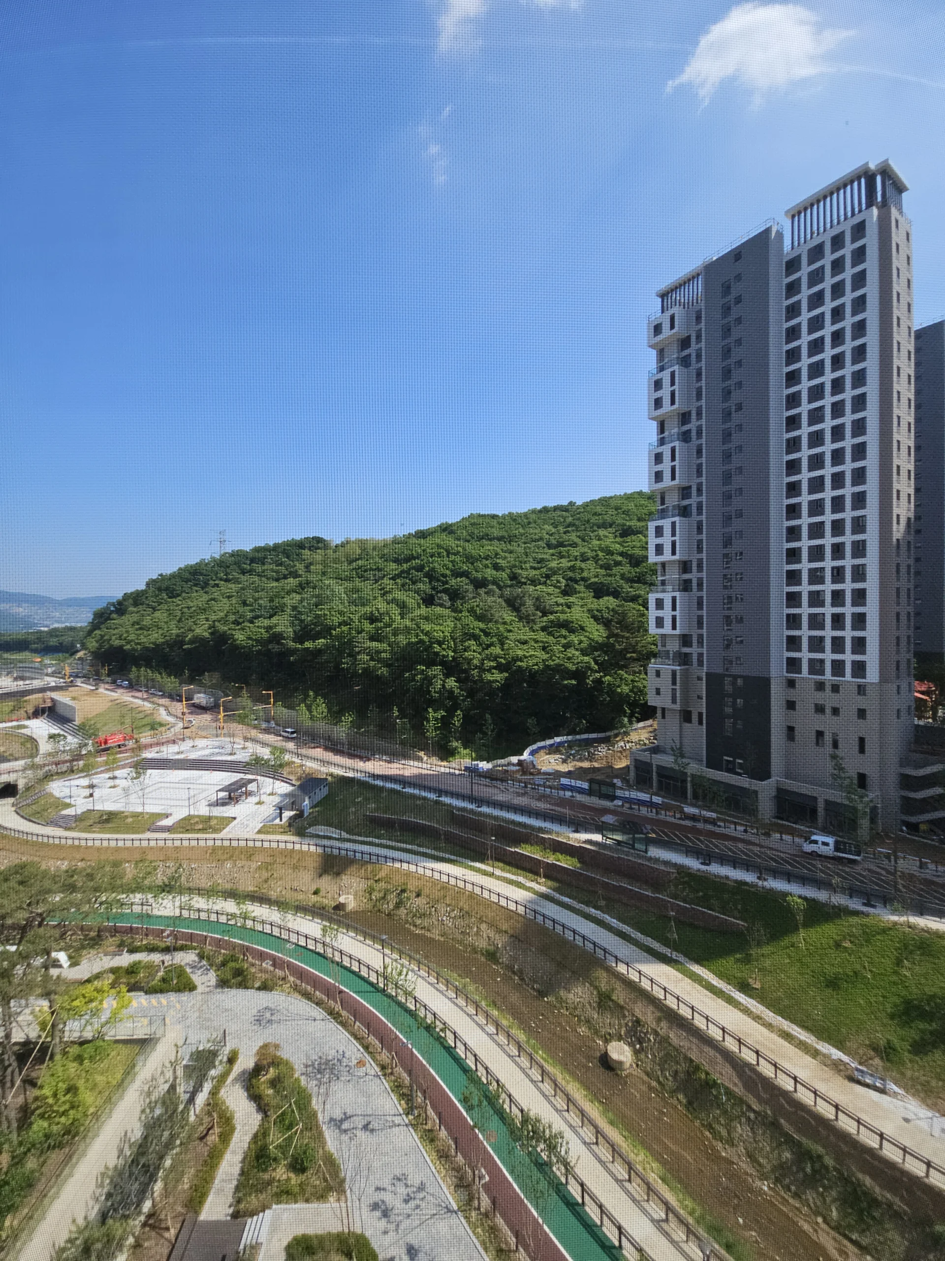 템바보드 시공 전 밋밋한 안방 벽면 상태