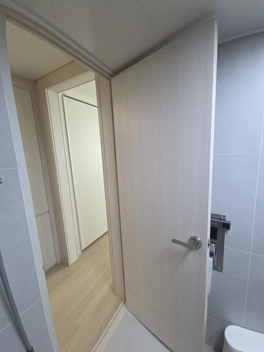 미사 부분목공시공 작업 사진 - 문과 문틀이 보이는 실내