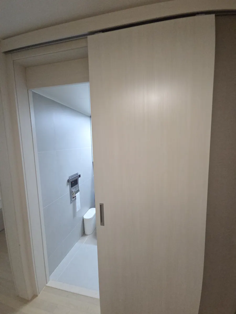 연천 부분목공시공 작업 사진 - 열린 도어 사이로 안쪽 공간이 보이는 구간
