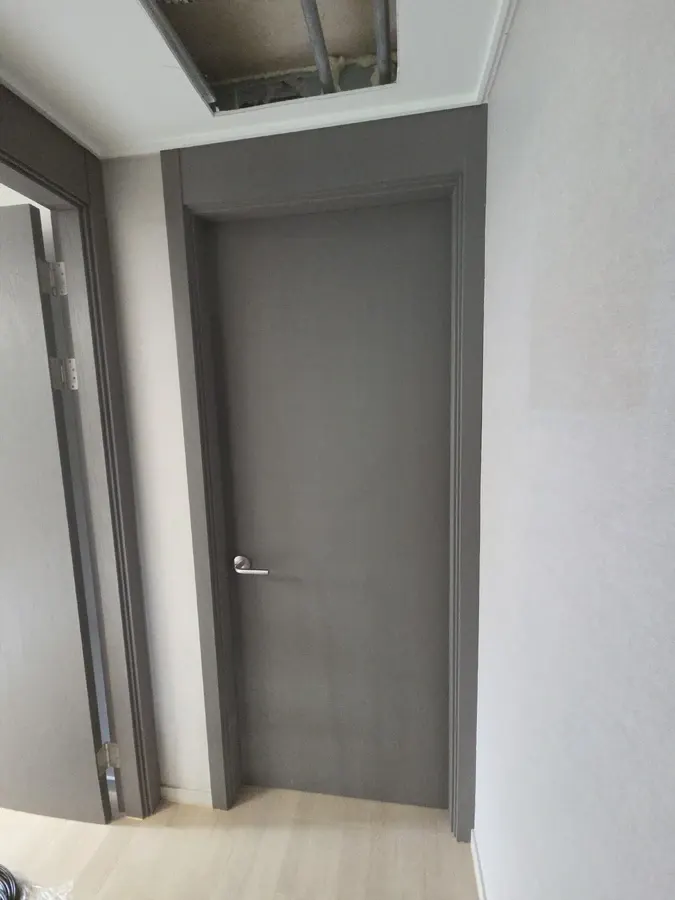 문과 문틀이 설치된 입구 현장 사진