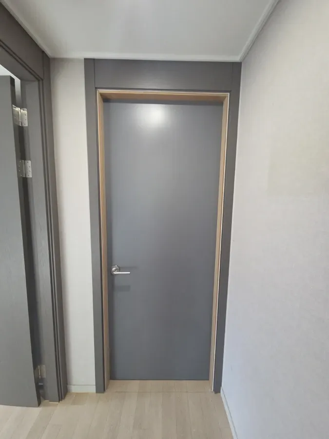 미사 부분목공시공 작업 사진 - 문틀 마감이 끝난 입구 구간