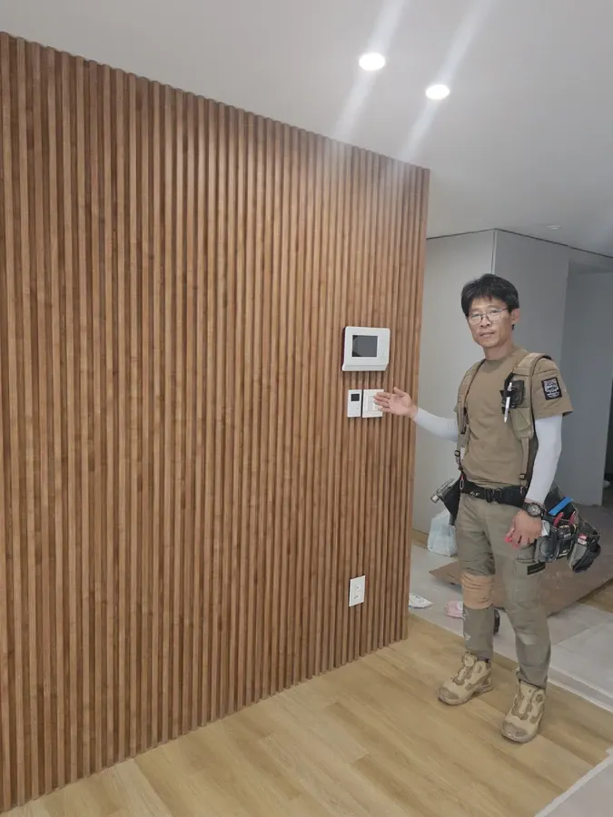 슬랫 벽면 작업을 마치고 점검하는 모습