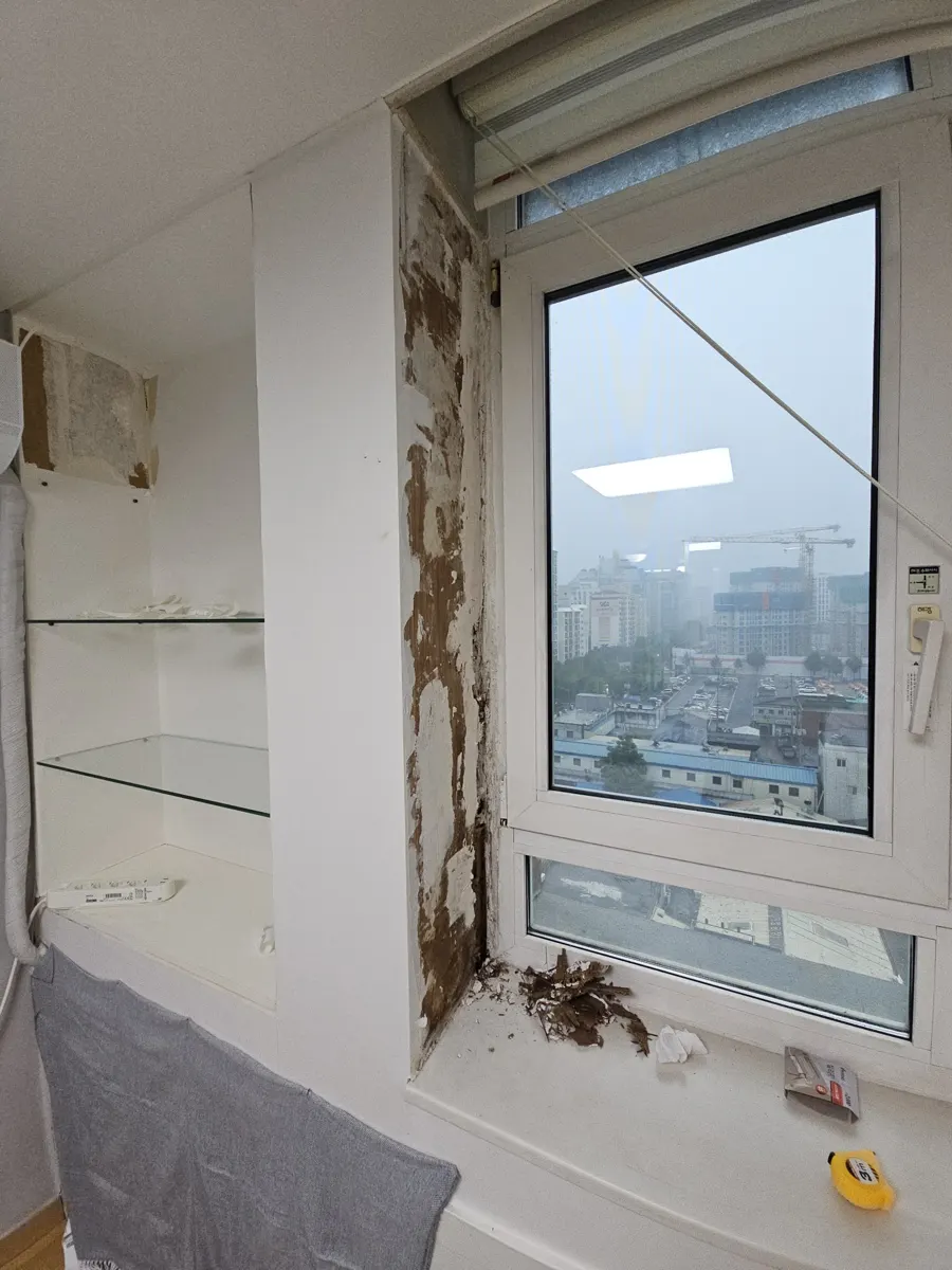 발코니 확장 목공 마감 현장 - 창틀 둘레 벽면 상태를 확인하는 구간