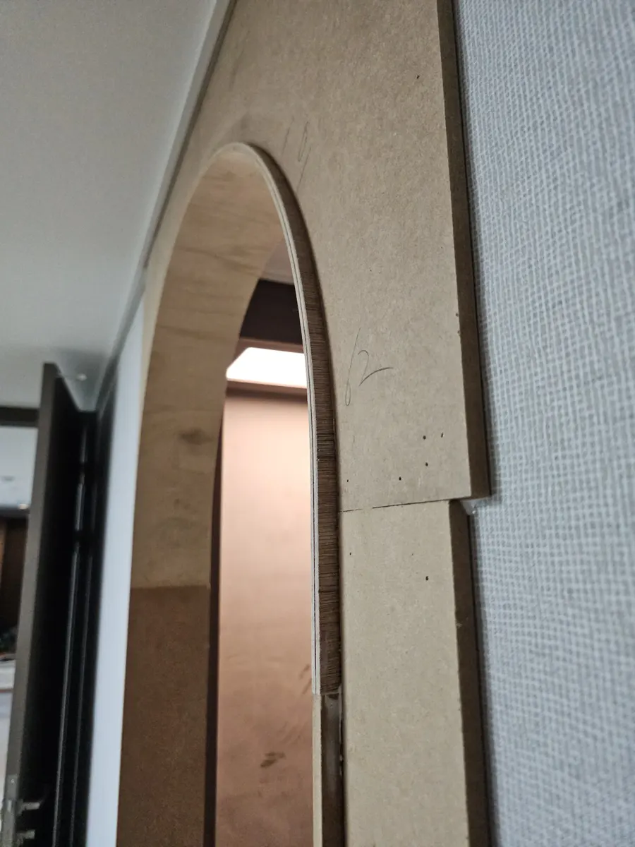안성 부분목공시공 작업 사진 - 아치형으로 자른 판재를 세워 둔 모습