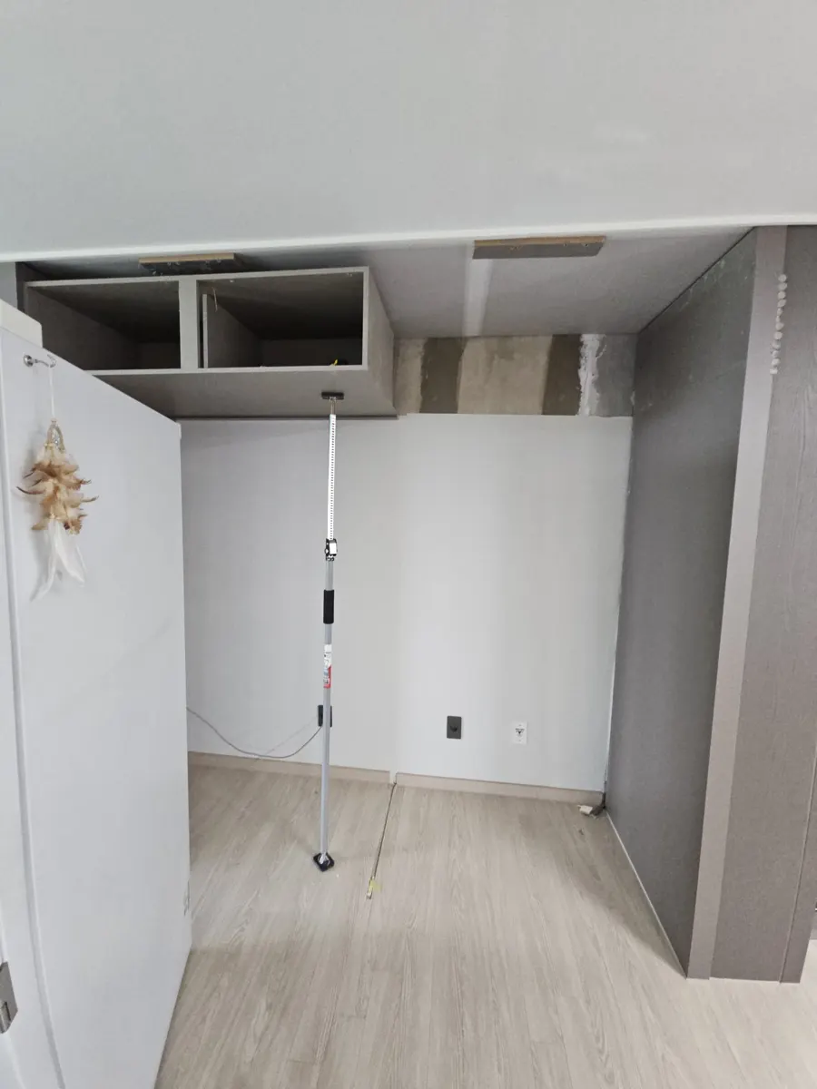 판교 부분목공시공 작업 사진 - 상부 칸 프레임이 짜인 벽면